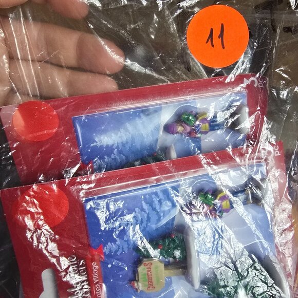 Cobblestone Corners Christmas Village People Figurines Shopping Christmas Tree - Picture 6 of 6